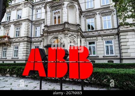 Krakau, Polen - 28. August 2018: Fassade des ABB-Hauptsitzes in Krakau, Polen Stockfoto