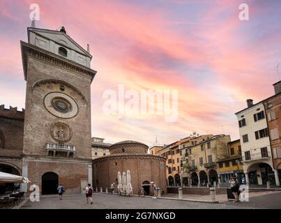Mantua, Italien. 13. Juli 2021. Blick auf den Uhrenturm auf der Piazza delle Erbe im Stadtzentrum Stockfoto