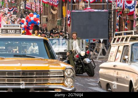 Glasgow, Schottland, Großbritannien - Indiana Jones Dreharbeiten: Boyd Holbrook fährt doppelt auf dem Motorrad, nachdem er während der Dreharbeiten zum neuen Indiana Jones-Film durch die Parade gefahren ist.Quelle: Kay Roxby/Alamy Live News Stockfoto