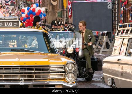 Glasgow, Schottland, Großbritannien - Indiana Jones Dreharbeiten: Boyd Holbrook fährt doppelt auf dem Motorrad, nachdem er während der Dreharbeiten zum neuen Indiana Jones-Film durch die Parade gefahren ist.Quelle: Kay Roxby/Alamy Live News Stockfoto