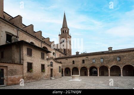 Mantua, Italien. 13. Juli 2021. Blick auf den Leon Battista Alberti Platz im Stadtzentrum Stockfoto