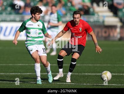 Ben Clark der New Saints (links) und Robbie McDaid von Glentoran kämpfen während der ersten Qualifikationsrunde der UEFA Europa Conference League und dem zweiten Beinspiel in Park Hall, Oswestry, um den Ball. Bilddatum: Donnerstag, 15. Juli 2021. Stockfoto