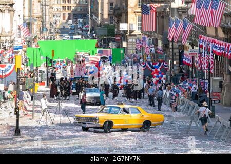 Glasgow, Schottland, Großbritannien. Juli 15 2021 - Indiana Jones Dreharbeiten: Glasgow Streets verwandelten sich in New York für eine scheinbar Apollo 11-Parade während der Dreharbeiten zum neuen Indiana Jones-Film Credit: Kay Roxby/Alamy Live News Stockfoto