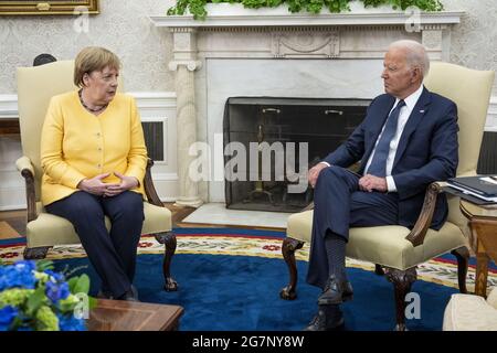 Washington, Usa. Juli 2021. Präsident Joe Biden trifft sich am Donnerstag, den 15. Juli 2021, im Oval Office im Weißen Haus in Washington DC mit Bundeskanzlerin Angela Merkel. Poolfoto von Doug Mills/UPI Credit: UPI/Alamy Live News Stockfoto