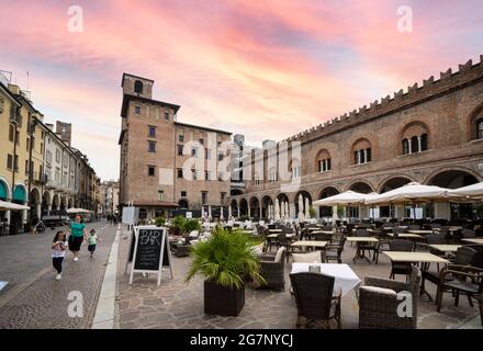 Mantua, Italien. 13. Juli 2021. Blick auf die Piazza delle Erbe im Stadtzentrum Stockfoto