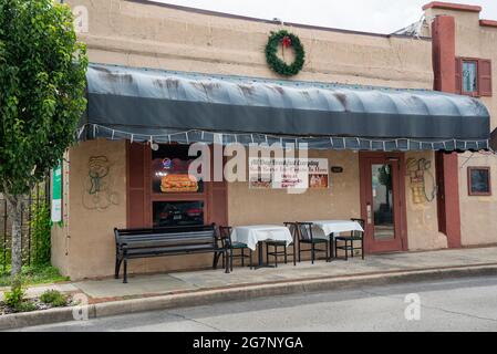 Entlang der Main Street in Alachua, Florida, ein kleines, malerisches Restaurant mit Tischen und Stühlen auf dem Bürgersteig. Stockfoto