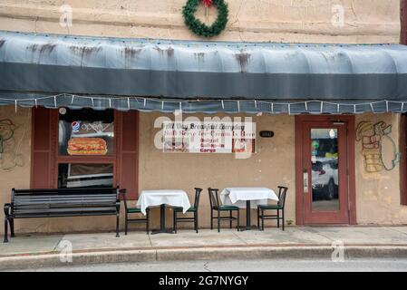 Entlang der Main Street in Alachua, Florida, ein kleines, malerisches Restaurant mit Tischen und Stühlen auf dem Bürgersteig. Stockfoto