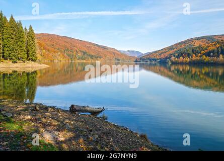 Vilshany Wasserreservoir am Tereblya Fluss, Transkarpatien, Ukraine. Malerischer See mit Wolken Reflexion. Schöner Herbsttag in Karpaten M Stockfoto