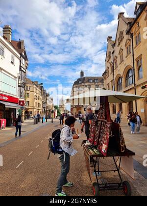 Besucher und Touristen an den klassischen Sehenswürdigkeiten von Oxford City, England. Oxford, die Stadt der Traumspitzen, ist weltweit für seine Universität und seinen Platz in der Geschichte bekannt. Seit über 800 Jahren ist es die Heimat von Königshäusern und Gelehrten und seit dem 9. Jahrhundert eine etablierte Stadt, obwohl die Menschen bekannt sind, dass sie seit Tausenden von Jahren in der Gegend leben. Heute ist die Stadt eine geschäftige, kosmopolitische Stadt. Immer noch mit seiner alten Universität, aber auch die Heimat einer wachsenden Hi-Tech-Community. Mit seiner Mischung aus alt und modern, gibt es viel für Touristen und Bewohner zu tun. Vereinigtes Königreich. Stockfoto