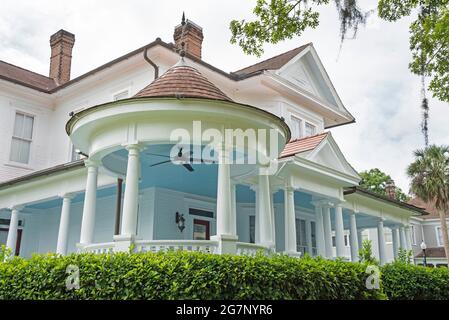 Entlang der Main Street in Alachua, Florida. Ein großes, wunderschönes und klassisches altes Haus, das in ein Gästehaus umgewandelt wurde. Stockfoto