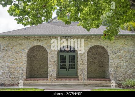 Entlang der Main Street in Alachua, Florida. Alachua Woman's Club, erbaut 1912, aus Chert oder Sedimentgestein, das lokal abgebaut wurde. Stockfoto