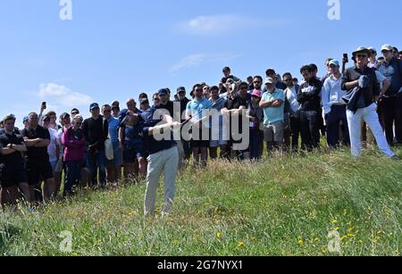 Sandwich, Großbritannien. Juli 2021. Branden Grace aus Südafrika trifft am ersten Tag der Open Championship am Donnerstag, dem 15. Juli 2021, im Royal St George's in Sandwich, Kent, aus dem Rough. Foto von Hugo Philpott/UPI Credit: UPI/Alamy Live News Stockfoto