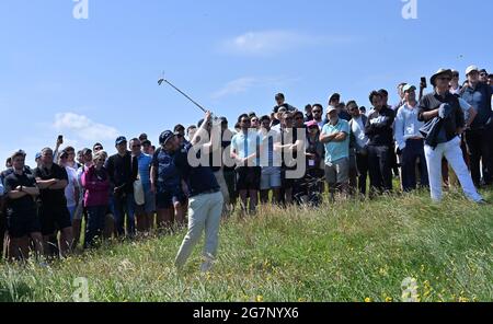 Sandwich, Großbritannien. Juli 2021. Branden Grace aus Südafrika trifft am ersten Tag der Open Championship am Donnerstag, dem 15. Juli 2021, im Royal St George's in Sandwich, Kent, aus dem Rough. Foto von Hugo Philpott/UPI Credit: UPI/Alamy Live News Stockfoto
