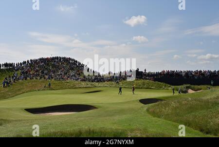 Sandwich, Großbritannien. Juli 2021. Eine allgemeine Ansicht des sechsten Grüns am ersten Tag der Open Championship im Royal St George's in Sandwich, Kent, am Donnerstag, 15. Juli 2021. Foto von Hugo Philpott/UPI Credit: UPI/Alamy Live News Stockfoto