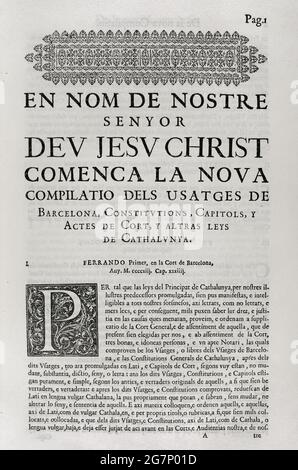 Constitutions y Altres Drets de Cathalunya, compilats en virtut del Capítol de Cort LXXXII, de las Corts per la S.C.Y.R. Majestat del rey Don Philip IV, nostre senyor celebradas en la ciutat de Barcelona any MDCII. (Verfassungen und andere Rechte Kataloniens, die gemäß dem Gerichtskapitel LXXXII der Gerichte unter dem Vorsitz von Philip V. erstellt wurden und die in der Stadt Barcelona abgehalten wurden. L 1702, S. Erster Band. Gedruckt im Haus von Joan Pau Martí und Joseph Llopis Estampers, 1704. Neue Zusammenstellung der Usatges von Barcelona, Verfassungen, Kapitel und Gerichtsakten und anderer Gesetze Kataloniens. Stockfoto