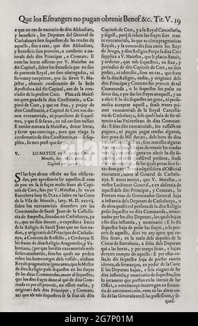 Constitutions y Altres Drets de Cathalunya, compilats en virtut del Capítol de Cort LXXXII, de las Corts per la S.C.Y.R. Majestat del rey Don Philip IV, nostre senyor celebradas en la ciutat de Barcelona any MDCII. (Verfassungen und andere Rechte Kataloniens, die gemäß dem Gerichtskapitel LXXXII der Gerichte unter dem Vorsitz von Philip V. erstellt wurden und die in der Stadt Barcelona abgehalten wurden. L 1702, S. Erster Band. Gedruckt im Haus von Joan Pau Martí und Joseph Llopis Estampers, 1704. Erstes Buch. Zu den Konstitutionen Kataloniens. Dass Ausländer keine Leistungen erhalten können. König Karl I. (1500-1558) PR Stockfoto