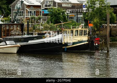 Boote, die auf der Themse bei der Werft Eel Pie Island und den Slipways in Twickenham, England, festgemacht wurden Stockfoto