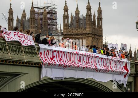 London, Großbritannien. Juli 2021. Fußballspieler aus London hängen ein Banner gegen Rassismus zur Unterstützung von Rashford, Sanch und Saka, nachdem die Spieler der englischen Fußballmannschaft nach dem 2020-Euro-Finale rassistisch missbraucht wurden. Kredit: Liam Asman/Alamy Live Nachrichten Stockfoto