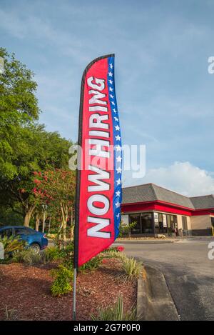 Jetzt Anmietung Schild und Banner in einem Fast-Food-Restaurant in Nord-Zentral-Florida angezeigt. Stockfoto