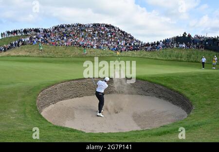 Sandwich, Großbritannien. Juli 2021. Am ersten Tag der Open Golf Championship im Royal St George's in Sandwich, Kent, trifft Rory Mcllroy am Donnerstag, den 15. Juli 2021, auf dem sechsten Grün aus dem Bunker. Foto von Hugo Philpott/UPI Credit: UPI/Alamy Live News Stockfoto
