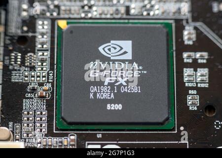 Timisoara, Rumänien - 30. März 2020: Nahaufnahme eines NVIDIA GeForce FX 5200 Grafikprozessors. Elektronische Komponenten Stockfoto