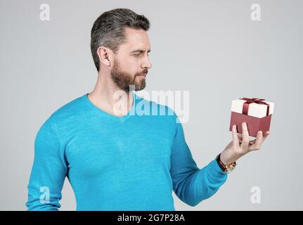 Schöner Mann bereiten für Romantik Datum. Reifer Mann mit Business-Belohnung. Anlass Gruß. Stockfoto