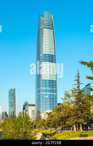 Santiago, Region Metropolitana, Chile - Blick auf Gran Torre Santiago de Costanera Centre und moderne Bürogebäude in Providencia Stockfoto