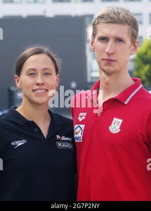 Schwimmerin Sarah Köhler SG Frankfurt und Schwimmerin Florian Wellbrock SC Magdeburg beim Abschied für die Olympischen Spiele 2021 in Tokio Stockfoto