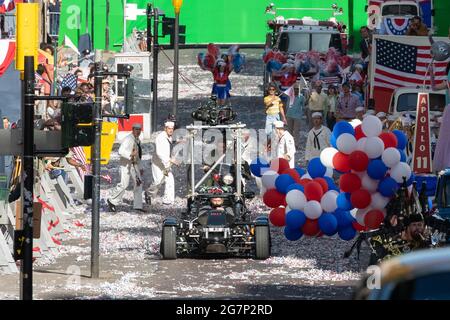 Glasgow, Schottland, Großbritannien - Indiana Jones Dreharbeiten: Bandmitglieder streuen sich, als Boyd Holbrook während der Dreharbeiten zum neuen Indiana Jones-Film auf dem Motorrad doppelrast (im Bild hinter dem Kamerastig während der Parade) Quelle: Kay Roxby/Alamy Live News Stockfoto
