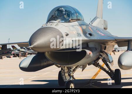 F16 Kampfjet in Rollposition Stockfoto