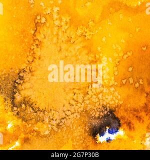Salzkristalle auf abstrakt handbemalten orangen Aquarellflecken mit auf weißem Papier Stockfoto