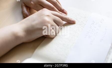 Buch und Notiz mit Braille-Text aus nächster Nähe lesen Stockfoto