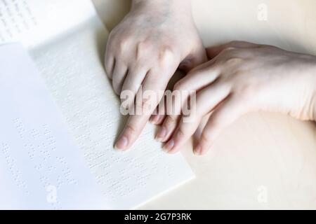 Draufsicht auf Buch und Notiz mit Braille-Nahaufnahme Stockfoto