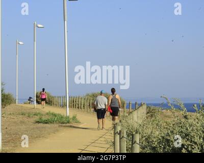 Estoril, Lissabon Portugal. Juli 2021. (INT) Meerblick zwischen Sao Pedro und Sao Joao do Estoril, in Cascais. 15. Juli 2021, Cascais, Portugal: Meerblick zwischen Sao Pedro und Sao Joao do Estoril, im Stadtteil Cascais, Metropolregion Lissabon, am Donnerstag (15) während des europäischen Sommers. Quelle: Edson de Souza/TheNews2 Quelle: Edson De Souza/TheNEWS2/ZUMA Wire/Alamy Live News Stockfoto