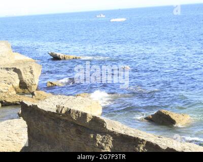 Estoril, Lissabon Portugal. Juli 2021. (INT) Meerblick zwischen Sao Pedro und Sao Joao do Estoril, in Cascais. 15. Juli 2021, Cascais, Portugal: Meerblick zwischen Sao Pedro und Sao Joao do Estoril, im Stadtteil Cascais, Metropolregion Lissabon, am Donnerstag (15) während des europäischen Sommers. Quelle: Edson de Souza/TheNews2 Quelle: Edson De Souza/TheNEWS2/ZUMA Wire/Alamy Live News Stockfoto