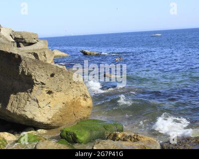 Estoril, Lissabon Portugal. Juli 2021. (INT) Meerblick zwischen Sao Pedro und Sao Joao do Estoril, in Cascais. 15. Juli 2021, Cascais, Portugal: Meerblick zwischen Sao Pedro und Sao Joao do Estoril, im Stadtteil Cascais, Metropolregion Lissabon, am Donnerstag (15) während des europäischen Sommers. Quelle: Edson de Souza/TheNews2 Quelle: Edson De Souza/TheNEWS2/ZUMA Wire/Alamy Live News Stockfoto