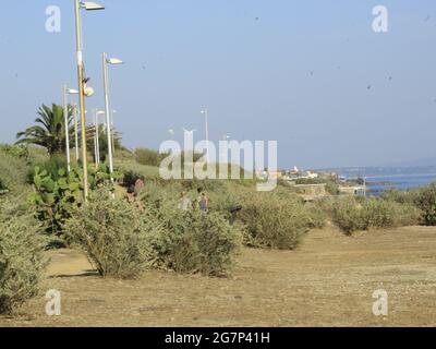 Estoril, Lissabon Portugal. Juli 2021. (INT) Meerblick zwischen Sao Pedro und Sao Joao do Estoril, in Cascais. 15. Juli 2021, Cascais, Portugal: Meerblick zwischen Sao Pedro und Sao Joao do Estoril, im Stadtteil Cascais, Metropolregion Lissabon, am Donnerstag (15) während des europäischen Sommers. Quelle: Edson de Souza/TheNews2 Quelle: Edson De Souza/TheNEWS2/ZUMA Wire/Alamy Live News Stockfoto