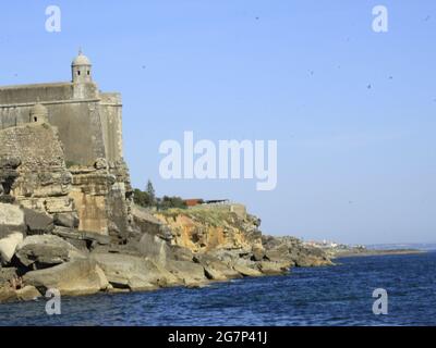 Estoril, Lissabon Portugal. Juli 2021. (INT) Meerblick zwischen Sao Pedro und Sao Joao do Estoril, in Cascais. 15. Juli 2021, Cascais, Portugal: Meerblick zwischen Sao Pedro und Sao Joao do Estoril, im Stadtteil Cascais, Metropolregion Lissabon, am Donnerstag (15) während des europäischen Sommers. Quelle: Edson de Souza/TheNews2 Quelle: Edson De Souza/TheNEWS2/ZUMA Wire/Alamy Live News Stockfoto