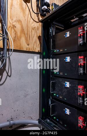 bank von elektrischen Batterien in einem Wohnhaus, das für die Notstromversorgung oder in Verbindung mit der Speicherung von Solarenergie verwendet wird Stockfoto