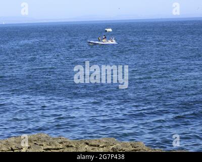 Estoril, Lissabon Portugal. Juli 2021. (INT) Meerblick zwischen Sao Pedro und Sao Joao do Estoril, in Cascais. 15. Juli 2021, Cascais, Portugal: Meerblick zwischen Sao Pedro und Sao Joao do Estoril, im Stadtteil Cascais, Metropolregion Lissabon, am Donnerstag (15) während des europäischen Sommers. Quelle: Edson de Souza/TheNews2 Quelle: Edson De Souza/TheNEWS2/ZUMA Wire/Alamy Live News Stockfoto