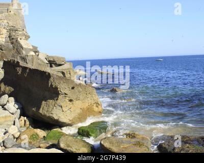 Estoril, Lissabon Portugal. Juli 2021. (INT) Meerblick zwischen Sao Pedro und Sao Joao do Estoril, in Cascais. 15. Juli 2021, Cascais, Portugal: Meerblick zwischen Sao Pedro und Sao Joao do Estoril, im Stadtteil Cascais, Metropolregion Lissabon, am Donnerstag (15) während des europäischen Sommers. Quelle: Edson de Souza/TheNews2 Quelle: Edson De Souza/TheNEWS2/ZUMA Wire/Alamy Live News Stockfoto