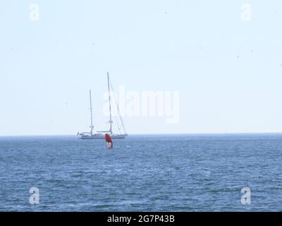 Estoril, Lissabon Portugal. Juli 2021. (INT) Meerblick zwischen Sao Pedro und Sao Joao do Estoril, in Cascais. 15. Juli 2021, Cascais, Portugal: Meerblick zwischen Sao Pedro und Sao Joao do Estoril, im Stadtteil Cascais, Metropolregion Lissabon, am Donnerstag (15) während des europäischen Sommers. Quelle: Edson de Souza/TheNews2 Quelle: Edson De Souza/TheNEWS2/ZUMA Wire/Alamy Live News Stockfoto