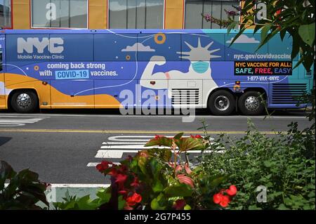 New York, USA. Juli 2021. Ansicht eines COVID-19-Impfbusses von New York City, der an der Ecke Broadway und Roosevelt Avenue im Stadtteil Queens von New York City geparkt ist, 15. Juli 2021. In New York City kommt es aufgrund der hochansteckenden Delta-Variante, die sich in den Vereinigten Staaten und auf der ganzen Welt ausgebreitet hat, zu einem Anstieg der COVID-19-Infektionen, was die Angst vor einer neuen Runde von Ausbrüchen schürt. (Foto von Anthony Behar/Sipa USA) Quelle: SIPA USA/Alamy Live News Stockfoto