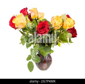 Frische rote und gelbe Rosen in Keramikvase isoliert auf weißem Hintergrund Stockfoto