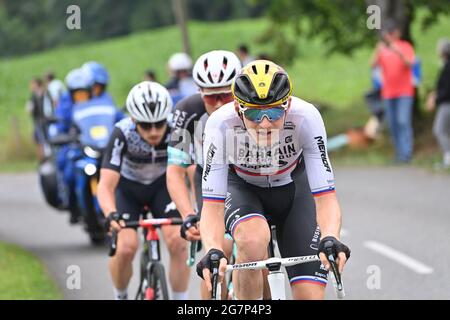 Luz Ardiden, Frankreich. Juli 2021. BENNETT Sean (USA) vom TEAM QHUBEKA NEXTHASH, JENSEN Christopher Juul (DEN) vom TEAM BIKEEXCHANGE, MOHORIC Matej (SLO) aus BAHRAIN SIEGREICH in der frühen Ausreissergruppe der 18. Etappe der Tour de France, Donnerstag, 15. Juli 2021. Bildnachweis sollte lauten:Pete Goding/GodingBildnachweis: Peter Goding/Alamy Live News Stockfoto