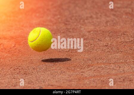 Tennisball auf einem Tennisplatz. Professionelles Sportkonzept Stockfoto