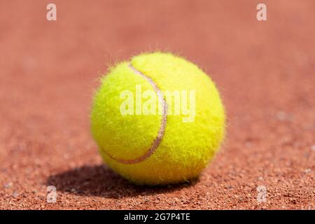 Tennisball auf einem Tennisplatz. Professionelles Sportkonzept Stockfoto