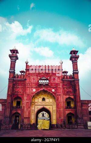 Schöne Frontansicht von Badshahi Masjid Lahore Pakistan Lahore Punjab Pakistan Blauer Himmel mit Wolken Hintergrund Stockfoto