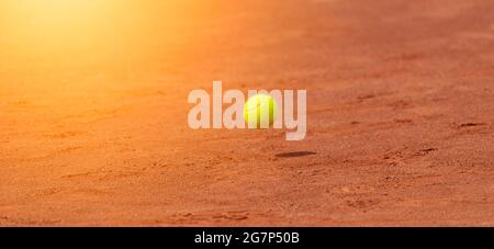 Tennisball auf einem Tennisplatz. Professionelles Sportkonzept Stockfoto