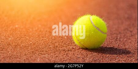 Tennisball auf einem Tennisplatz. Professionelles Sportkonzept Stockfoto